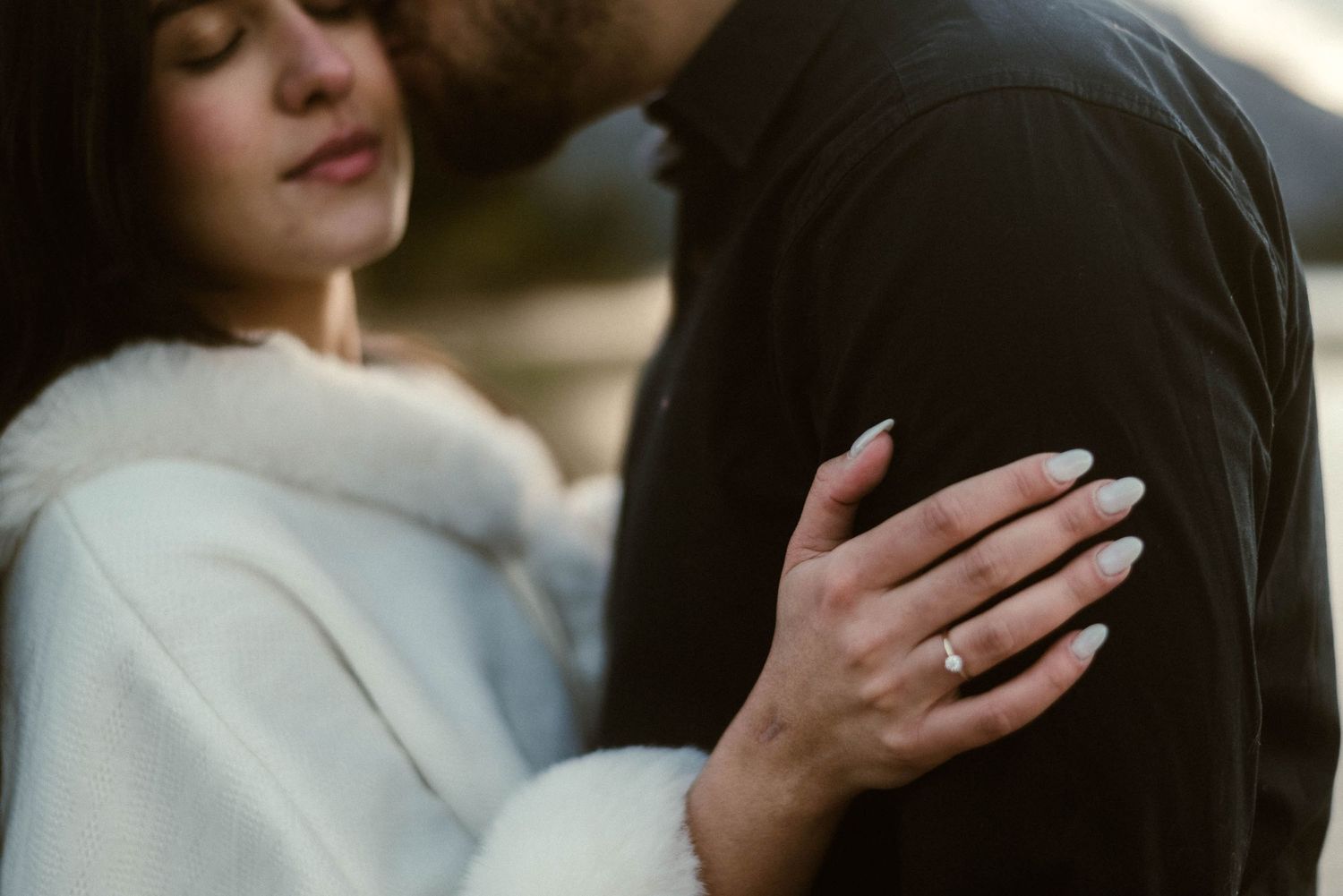 Propuesta de matrimonio sorpresa en el Llao Llao, Bariloche. Pareja comprometida frente al Lago nahuel huapi con las montañas de los Andes