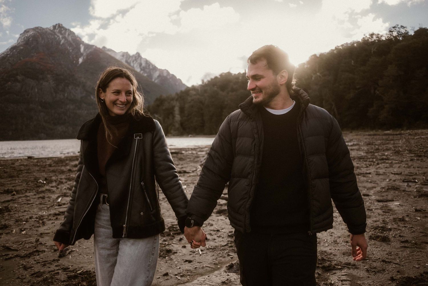 Fotografía de casamiento en Bariloche. Cobertura documental y artística para que cada emoción de tu gran día sea eterna. ¡Consultame!