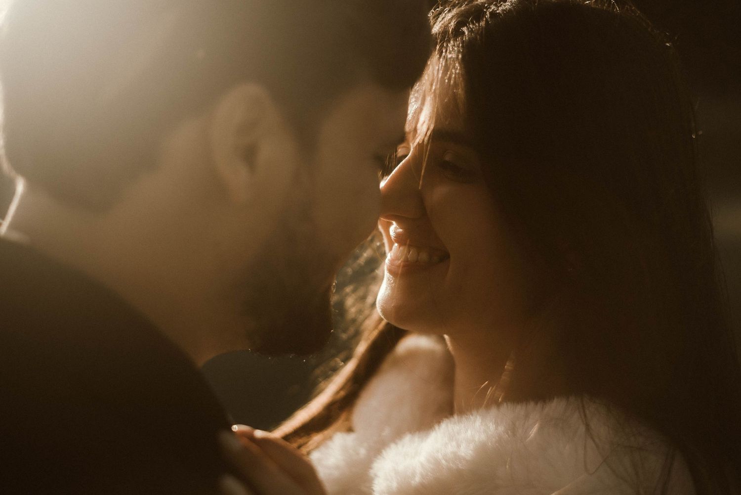 Casamiento a orillas del Lago Nahuel Huapi en Bariloche. Retrato de novios al atardecer con estilo natural y auténtico