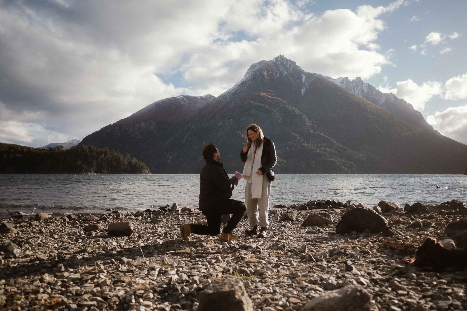Sesión de fotos de pareja en Bariloche. Conexión real en locaciones icónicas como Circuito Chico. ¡Llevate un recuerdo mágico del Sur!
