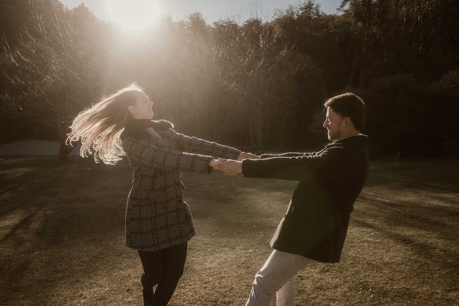 Instante de sorpresa y romanticismo en una propuesta de matrimonio organizada en el muelle y costa del Hotel Llao Llao.