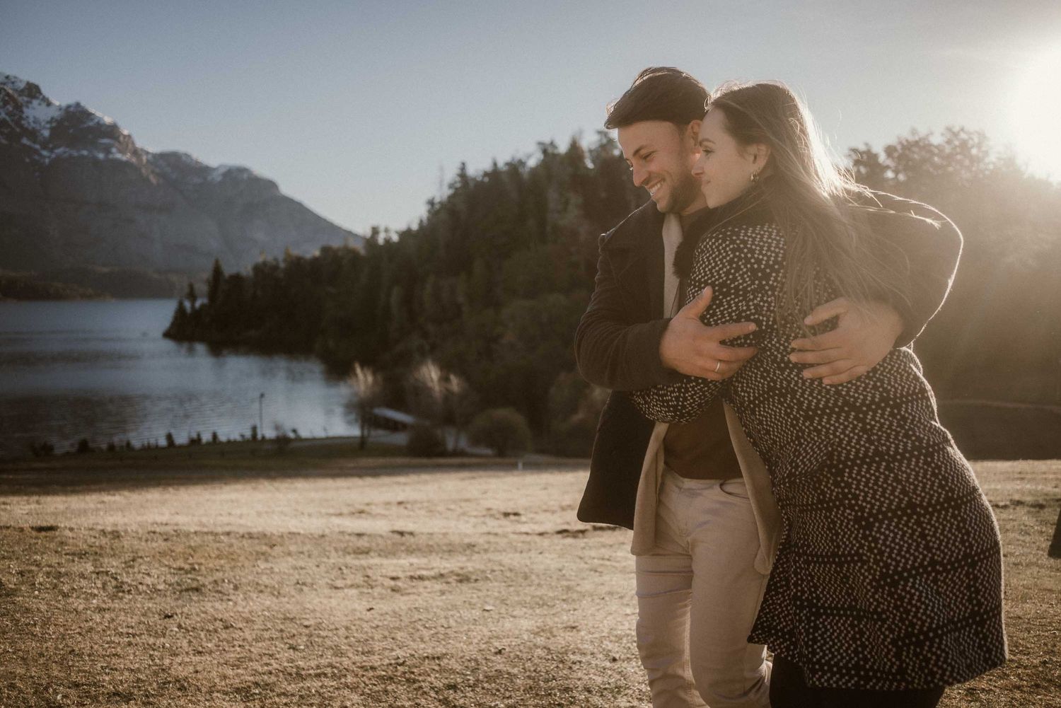 Sesión fotográfica de preboda y compromiso estilo lifestyle en el entorno natural del Hotel Llao Llao en Bariloche.