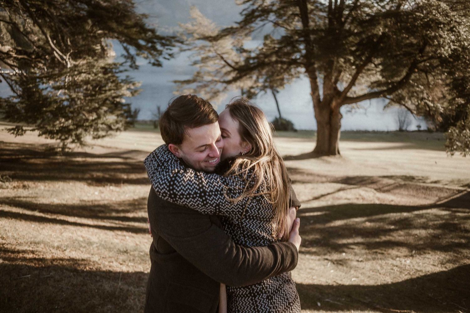 Imagen emotiva de un pedido de casamiento sorpresa en los rincones más románticos del Hotel Llao Llao, Patagonia.