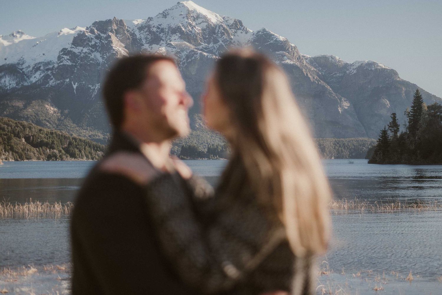 Momento exacto de la rodilla en tierra en una pedida de casamiento secreta en el prestigioso Hotel Llao Llao, Bariloche.