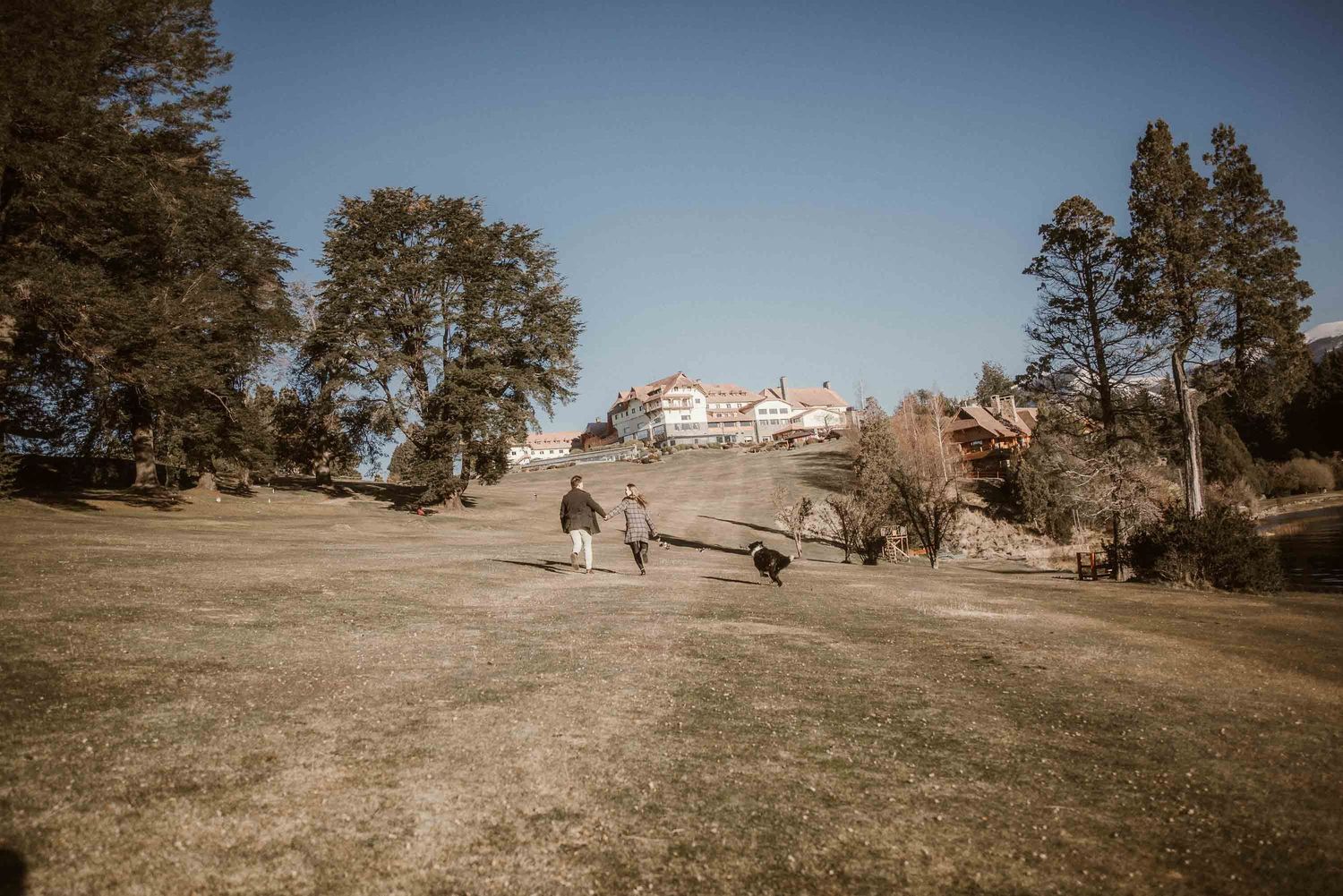 Fotografía de parejas y pedidas de mano discretas en locaciones exclusivas como el Hotel Llao Llao en Bariloche