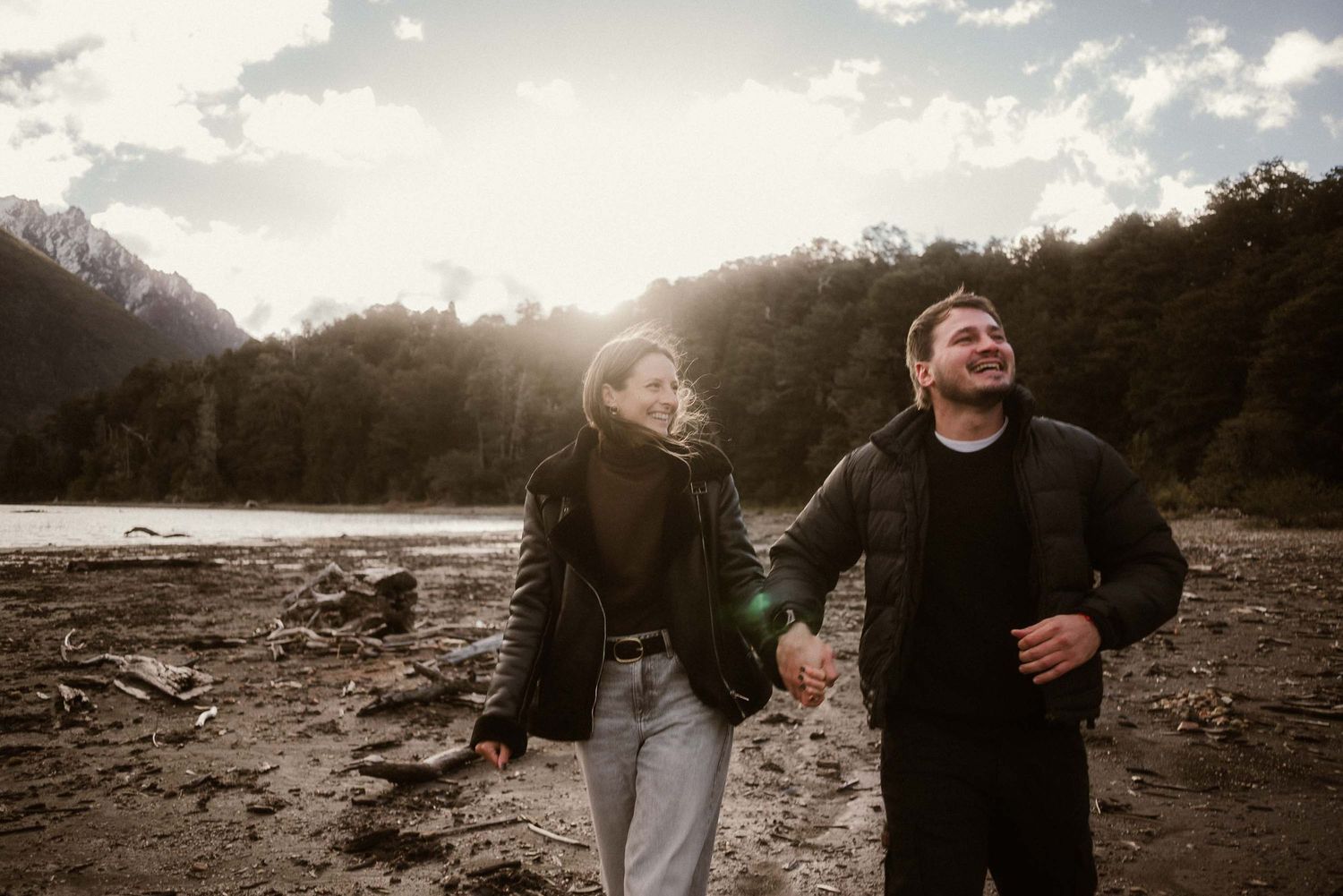 Fotos de preboda en Bariloche. Sesiones relajadas para conectar con la cámara antes del sí. Capturo su amor entre bosques y montañas.