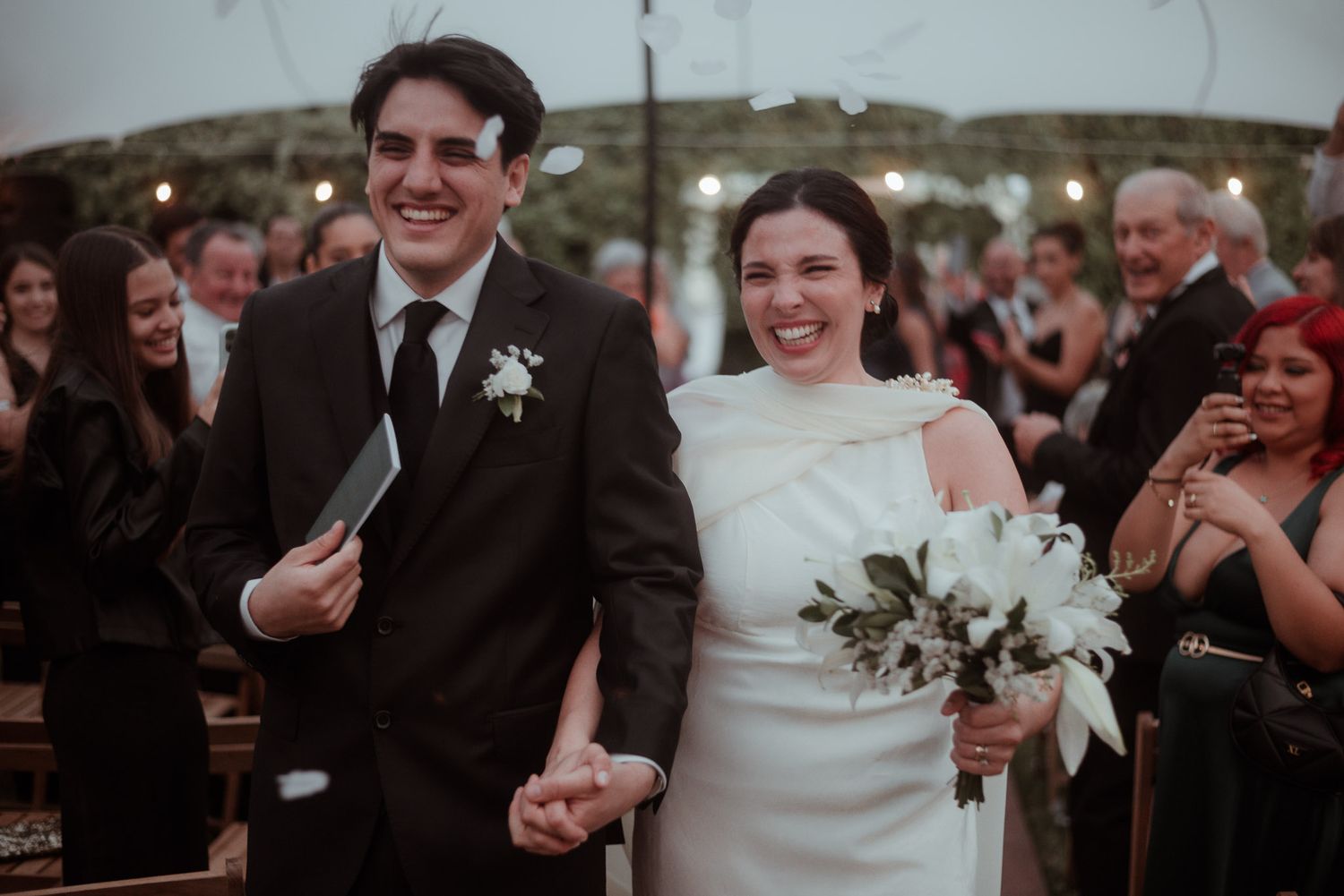 Pedido de casamento nas alturas da Cordilheira dos Andes. Casal de noivos celebrando o noivado entre as pistas de esqui e picos nevados