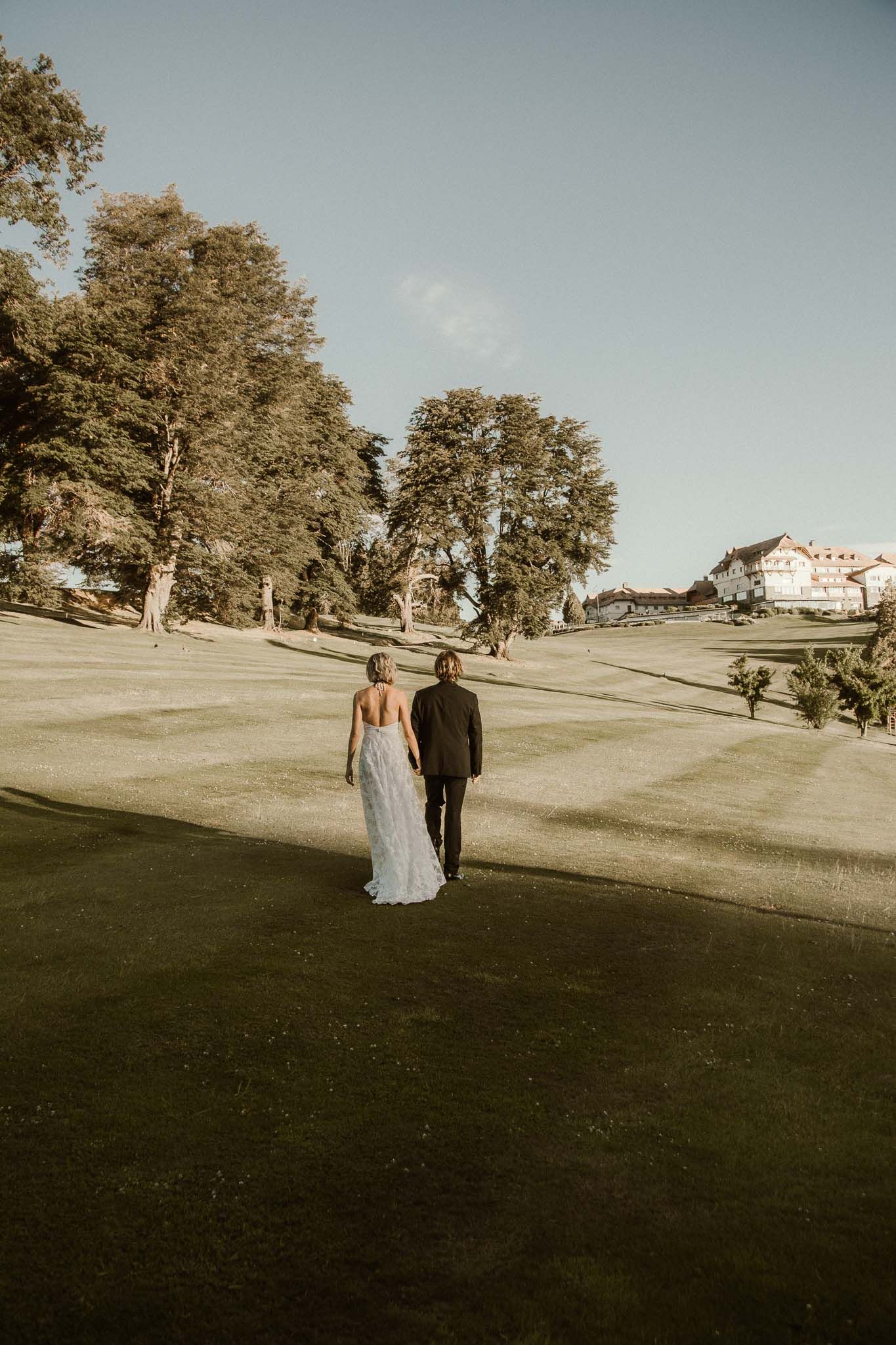 Candid wedding photography in Bariloche. Emotional bridal portraits featuring authentic textures and South American landscapes