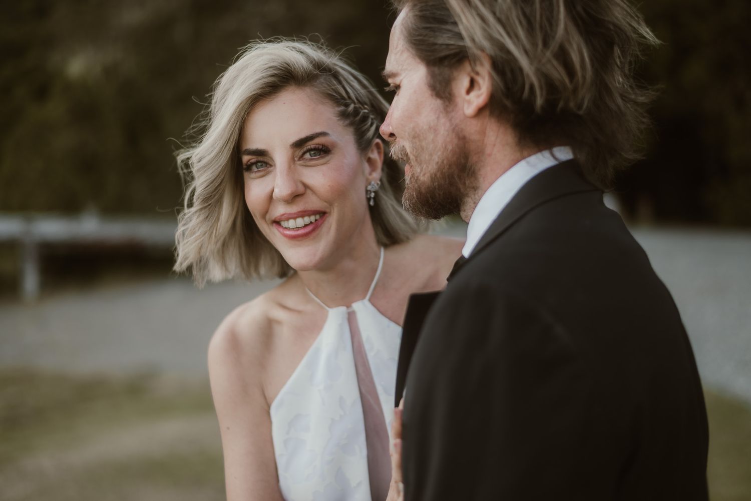 Ensaio de pré-casamento nas margens do Lago Moreno. Casal de noivos aproveitando o pôr do sol cinematográfico da Patagônia