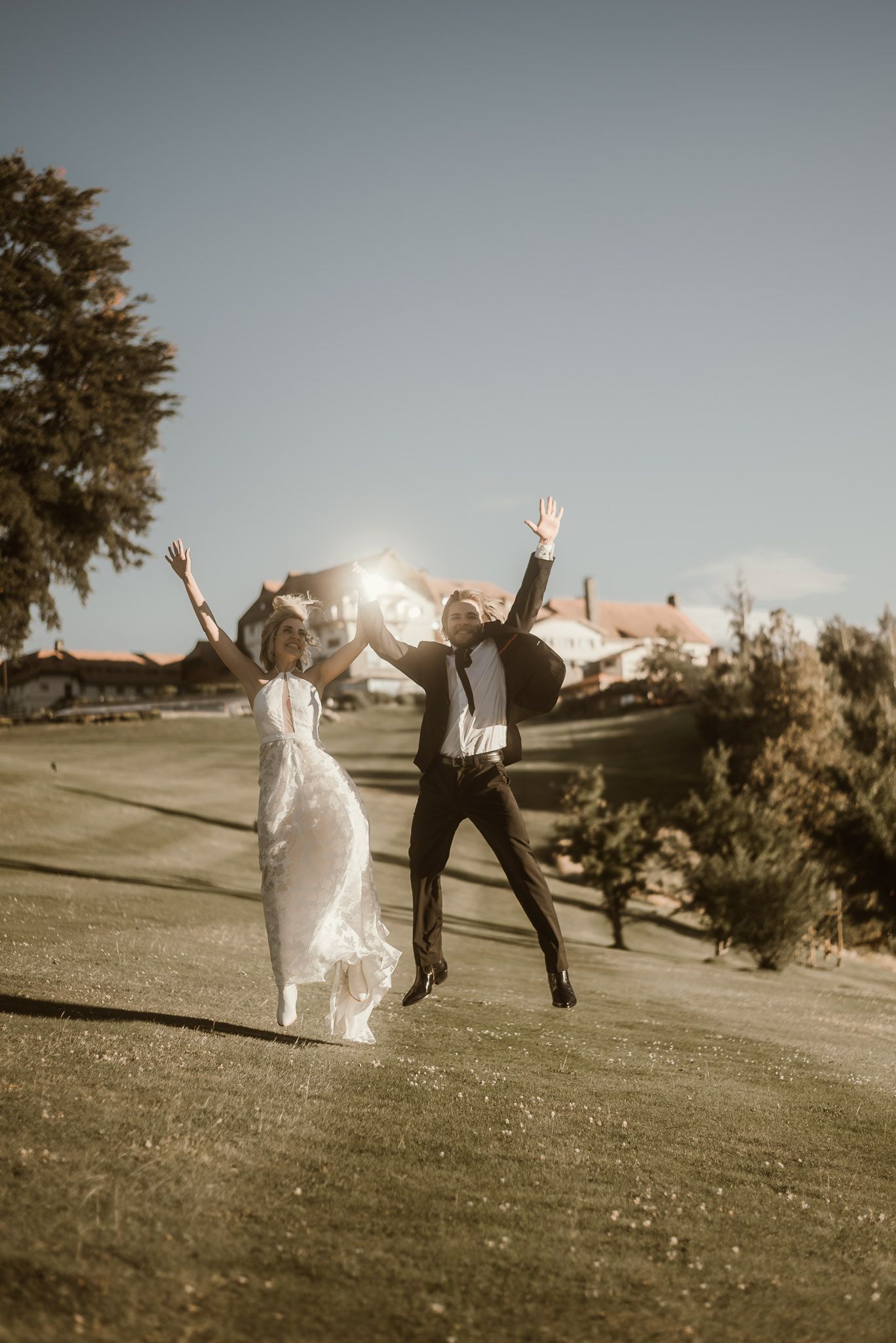 Fotografia de casamento documental no Circuito Chico. Registro genuíno de abraços e sorrisos em meio à natureza selvagem