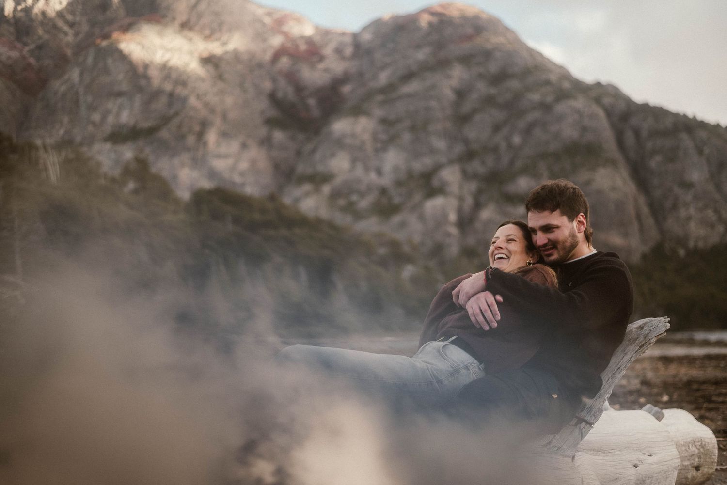Fotografía lifestyle de parejas en Bariloche. Fotos espontáneas de su viaje por la Patagonia. Nada de poses, solo su esencia real.
