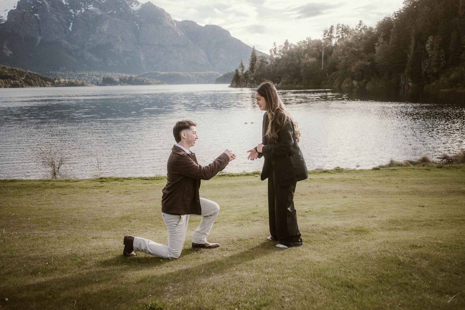 Fotógrafo de propuesta de matrimonio sorpresa en Lago Moreno, Bariloche. Momento exacto del pedido de mano en la Patagonia