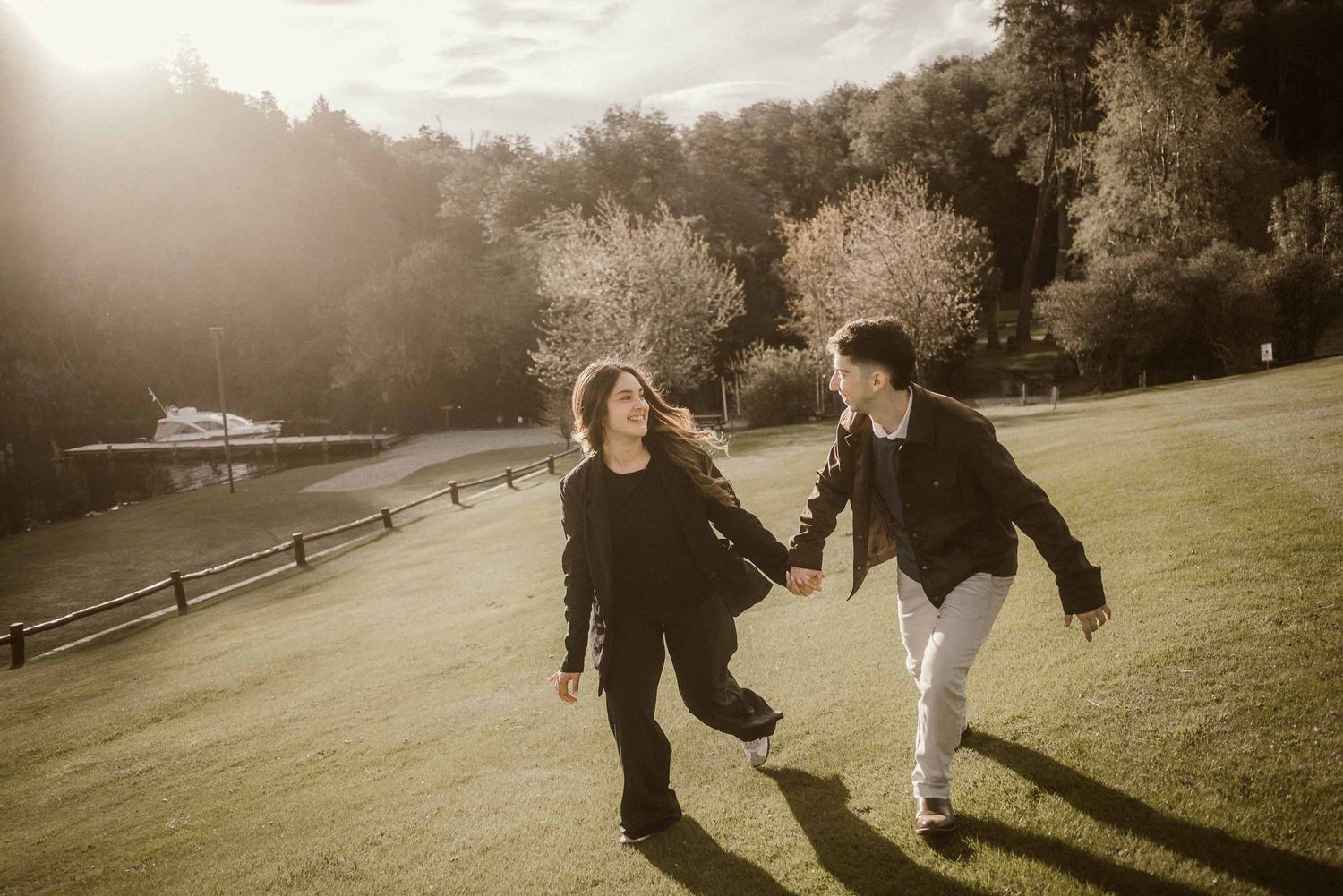 Sesión de fotos de pareja estilo lifestyle durante un compromiso romántico frente a los lagos de Bariloche.