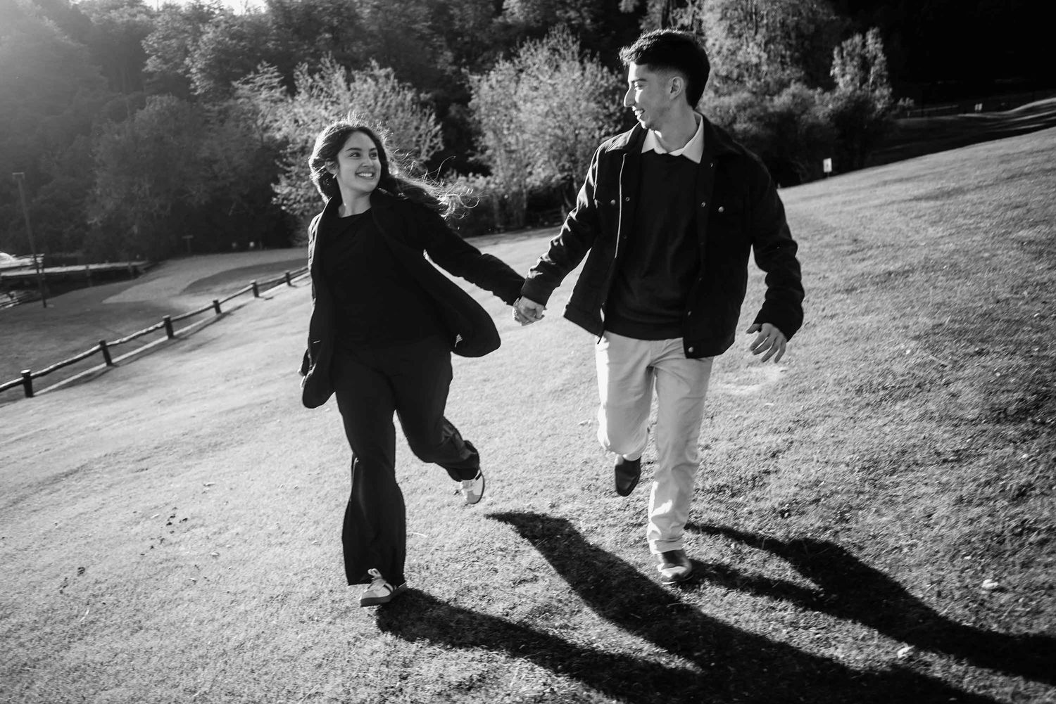 Fotografía artística en blanco y negro de pareja recién comprometida en la Patagonia argentina. Sesión de propuesta.
