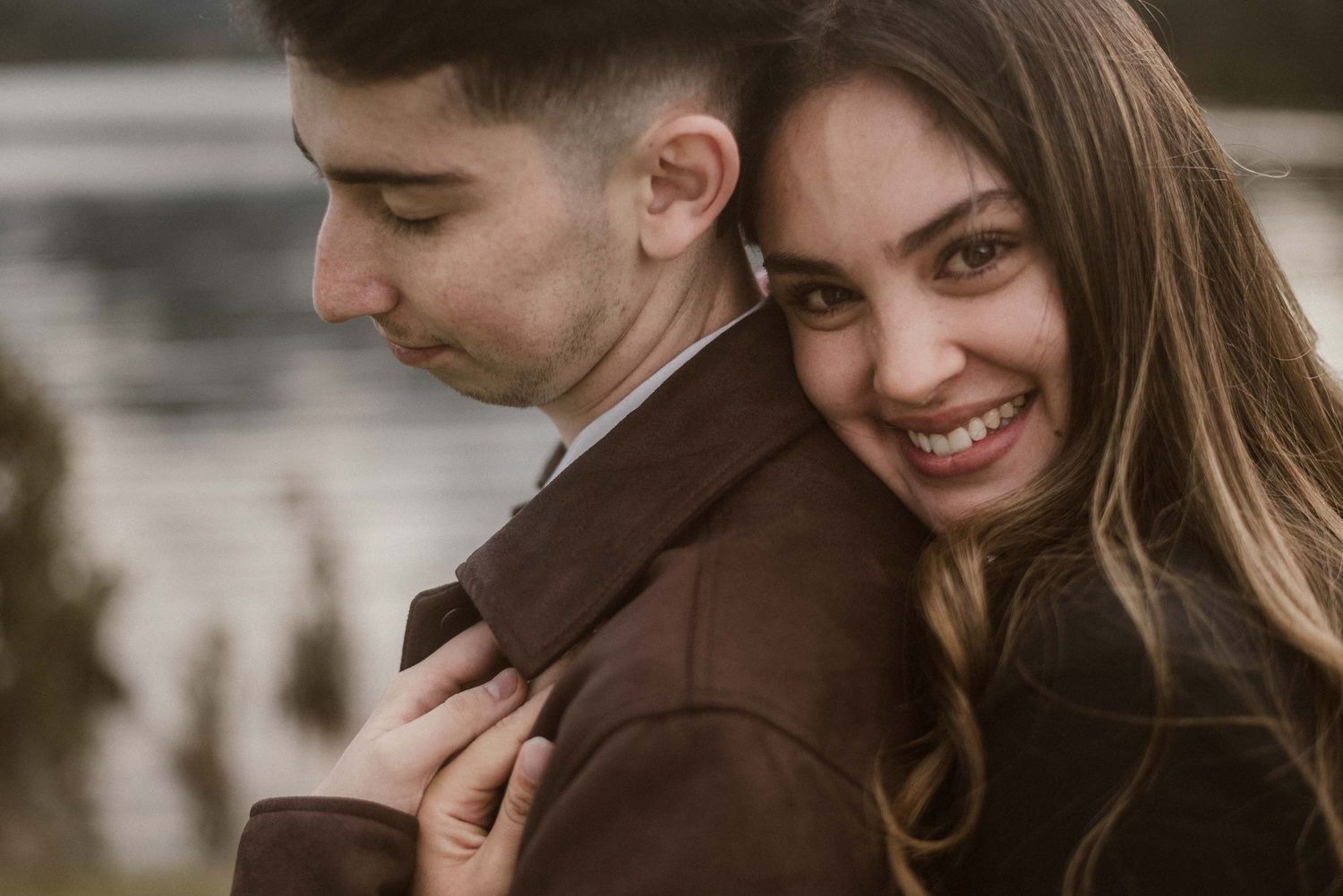 Fotografía de parejas con enfoque documental y natural en Bariloche. Sesión de preboda en la Patagonia.