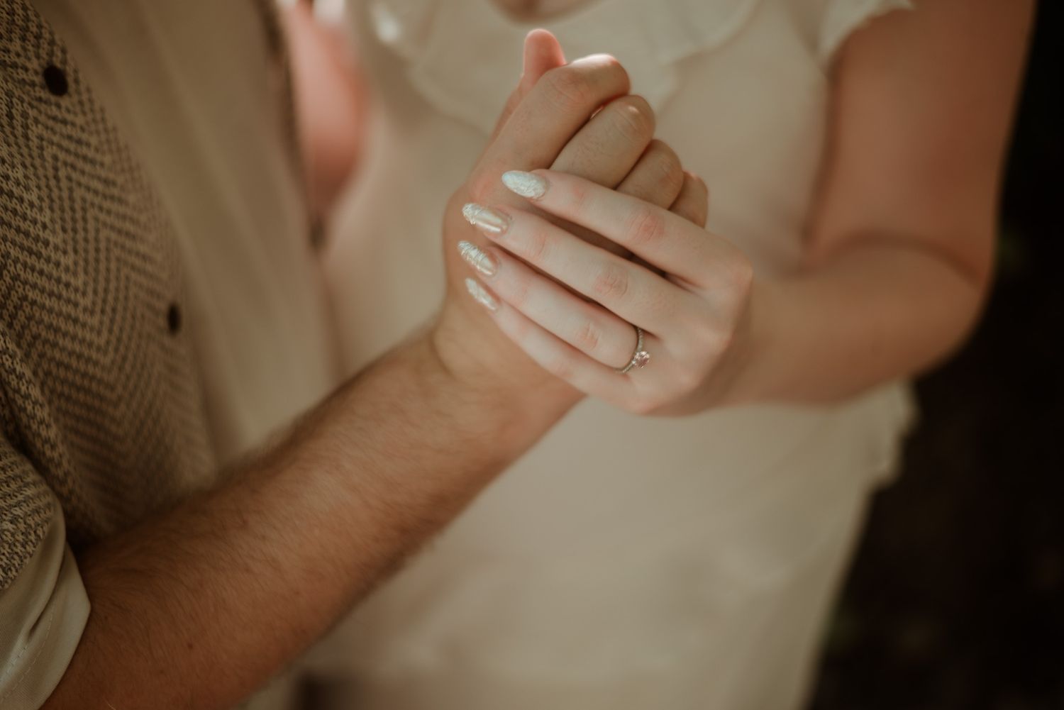 Cerimônia de casamento íntima sob o teto de árvores nativas. Noivos trocando promessas em um refúgio secreto com águas azuis ao fundo