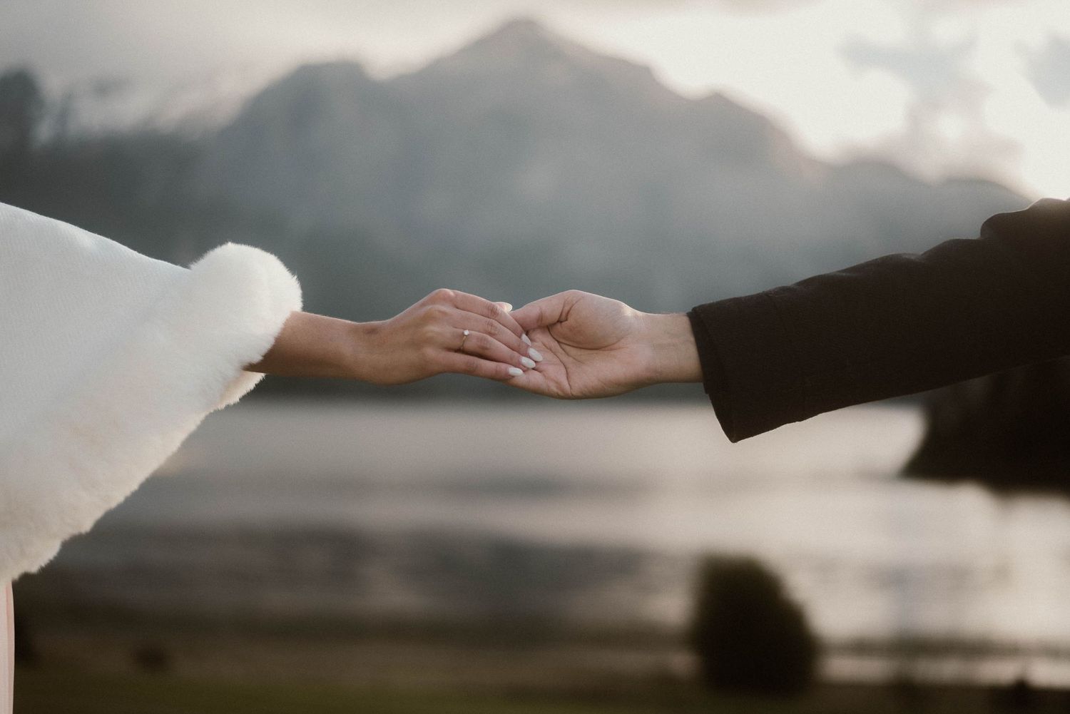 Elopement en el bosque de Coihues en Bariloche. Fotografía de boda íntima y aventurera en los paisajes de la Patagonia argentina