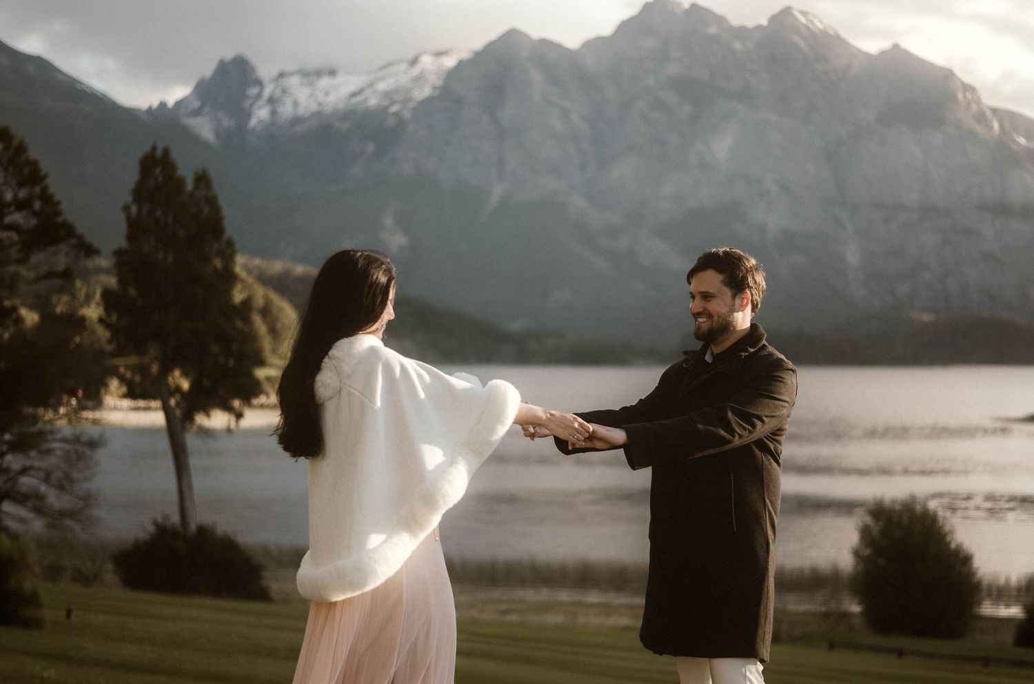 Abrazo de recién casados durante una ceremonia al aire libre en Bariloche. Fotógrafo de bodas especializado en momentos espontáneos y natura