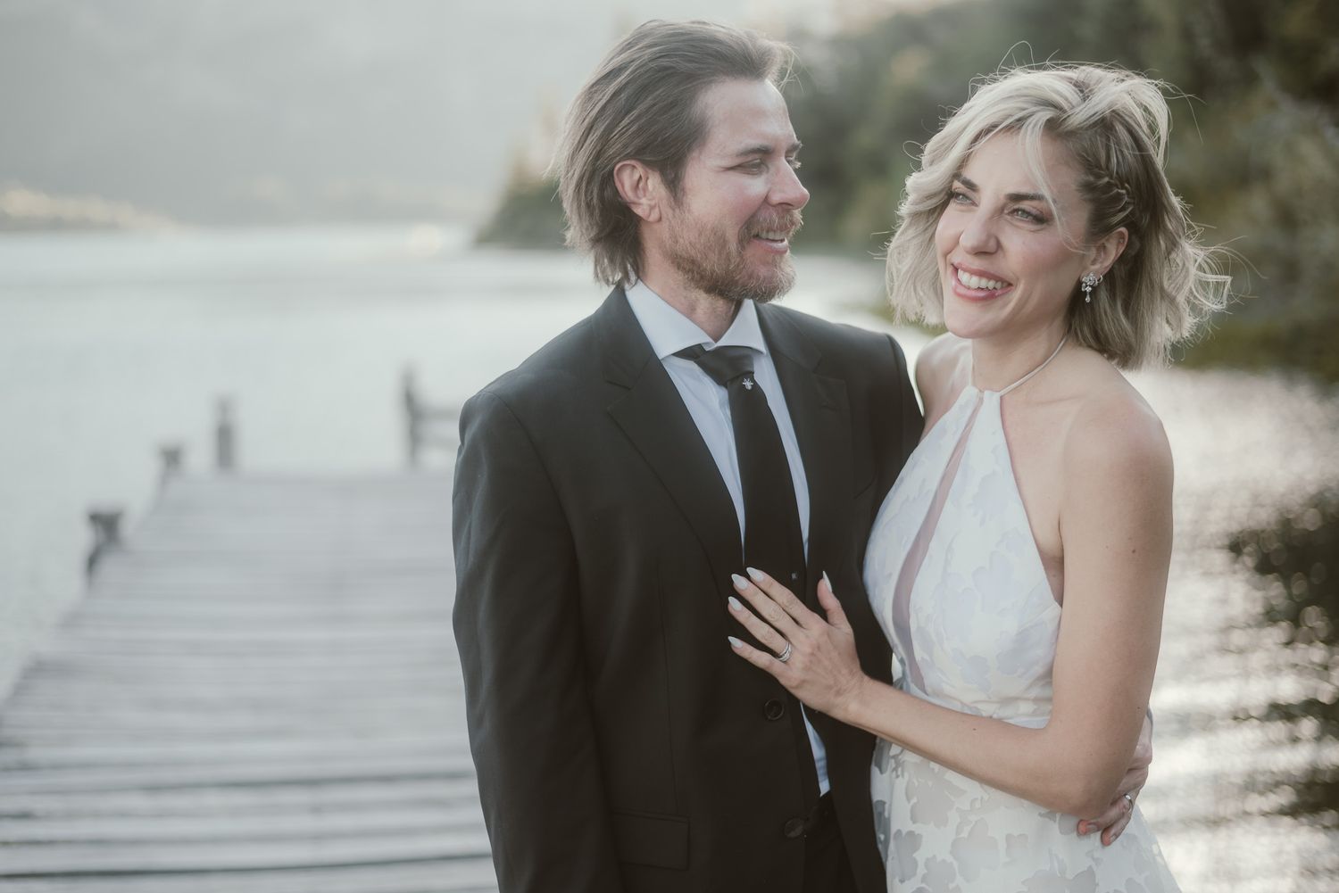 Fotografia de casamento elegante à beira do lago. Sessão de fotos exclusiva com foco na harmonia entre a arte e a natureza do Nahuel Huapi