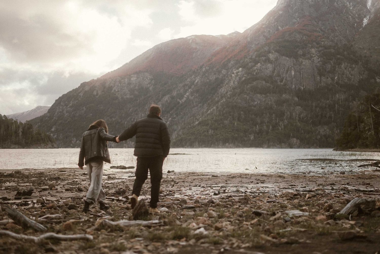 Fotógrafo profesional en Bariloche. Arte y luz natural en los lagos patagónicos. Fotos de boda y parejas con un estilo único y épico.