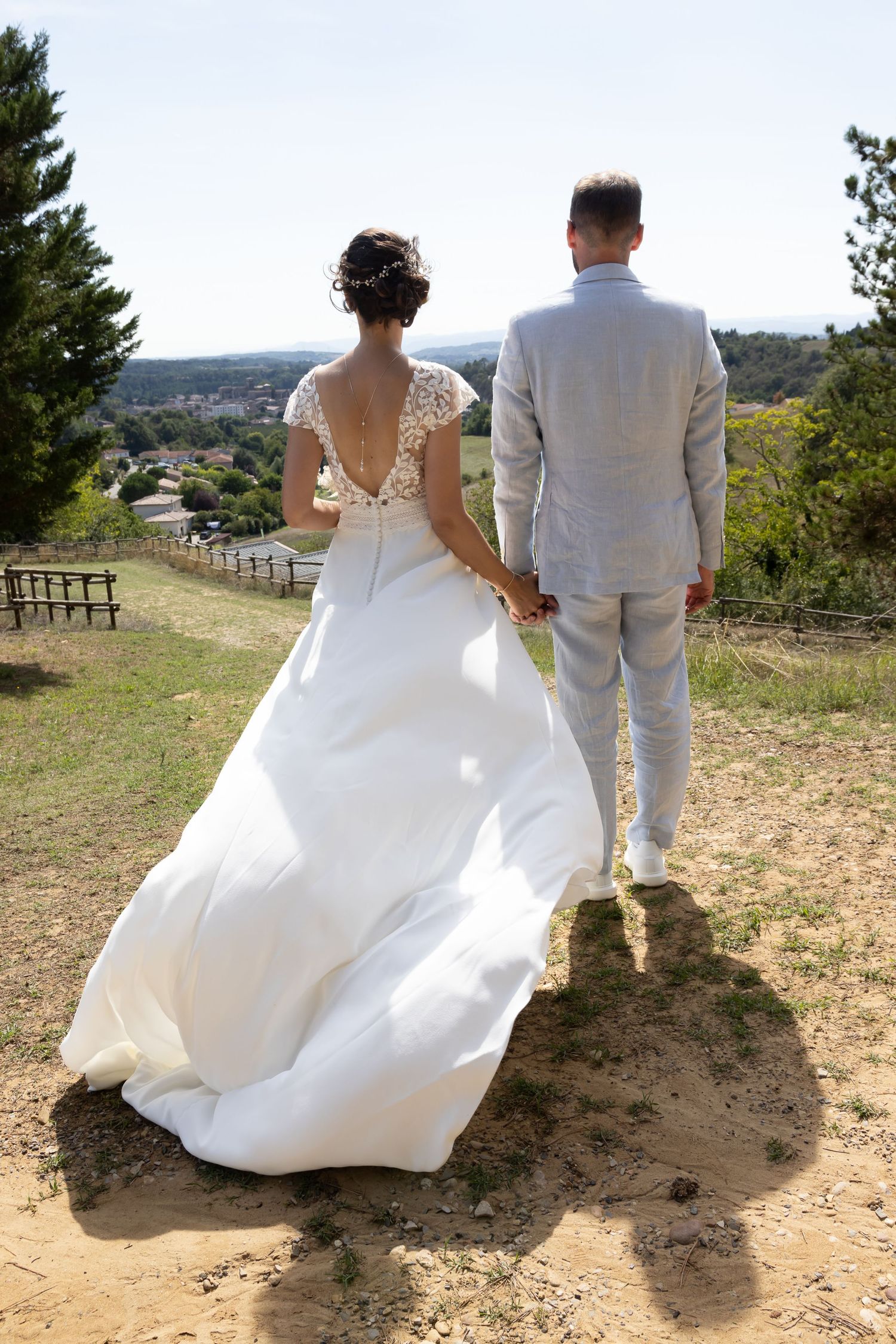 mariage, valence, photographe de mariage, 26,07,84, drôme, ardèche, vaucluse, robe de mariée, église, cérémonie, couple, flatlay, mairie