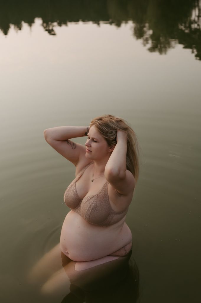 Melissa Stuer Photography Moederschapsfotograaf Moerbeke Oost-Vlaanderen zwangere vrouw in lingerie blote buik in water