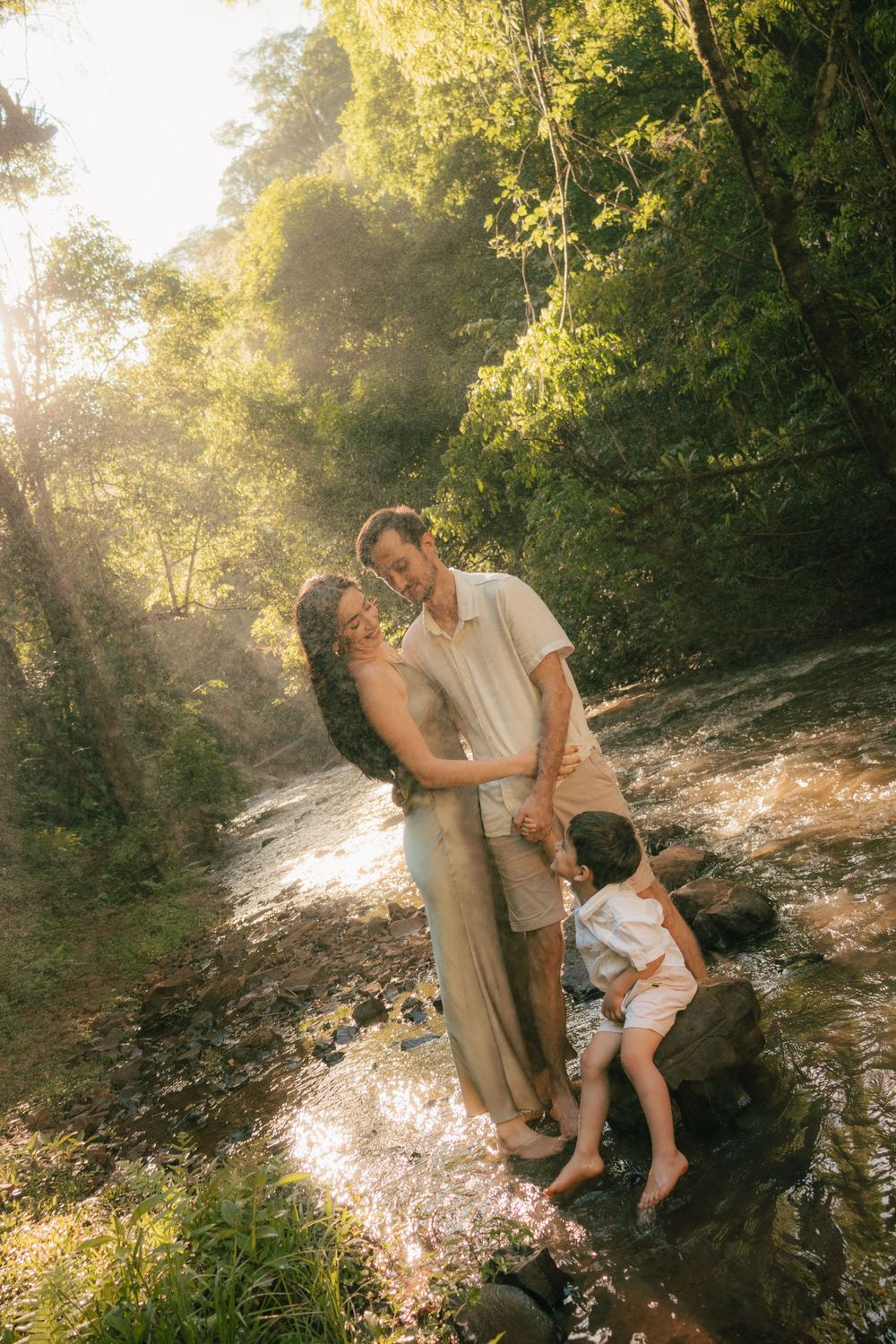 ensaio família externo ao ar livre, local para ensaio família, cachoeira, criança
