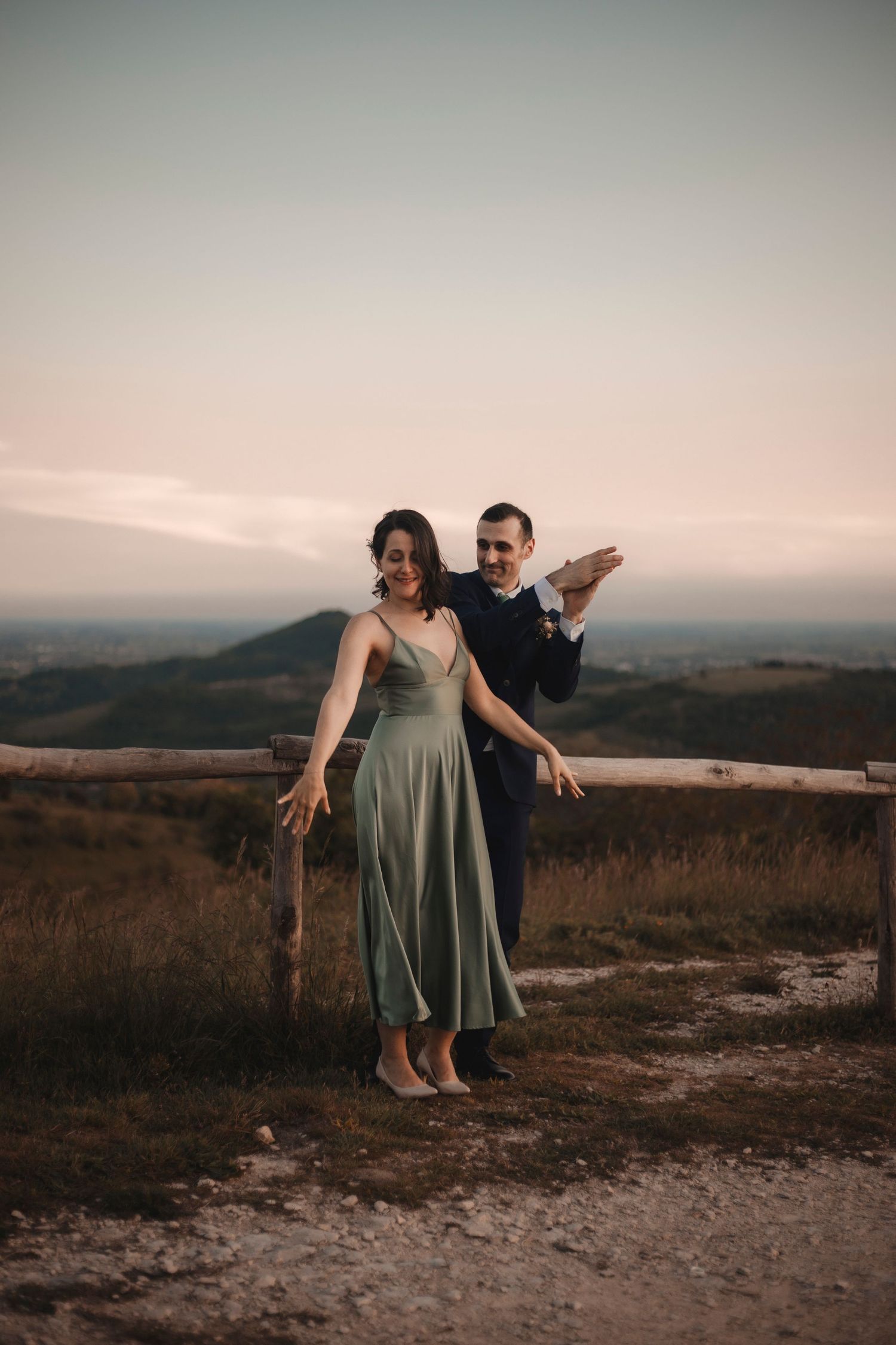 Servizio di coppia al tramonto sul Pianoro del Mottolone, fotografo di matrimoni sui Colli Euganei, Padova.