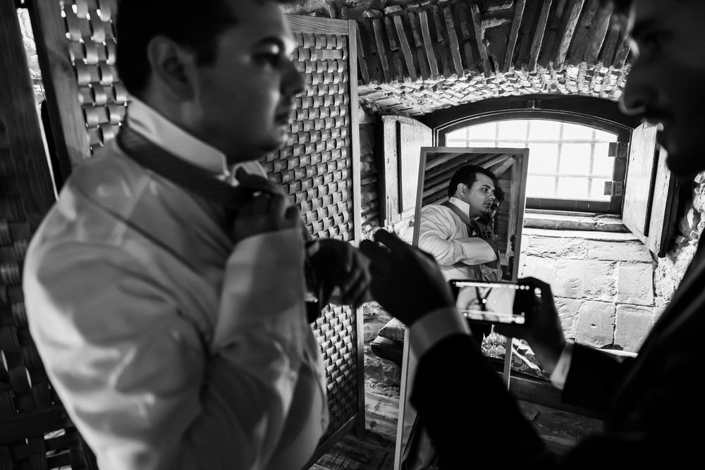 Groom preparing at Quinta Valle do Riacho