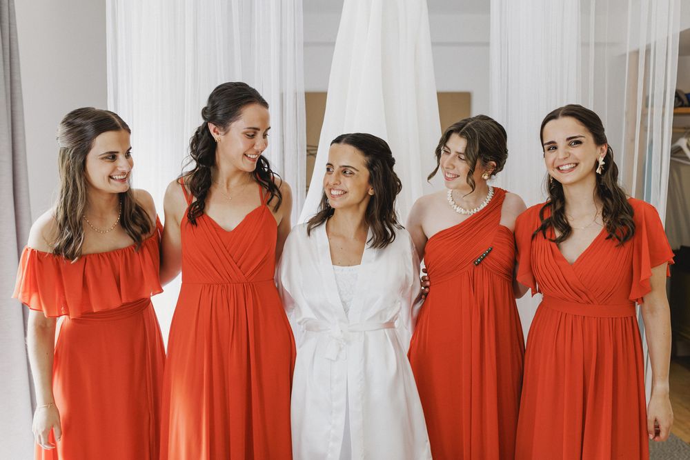 Bride and bridesmaids getting ready at Cambeiros Guest House in Alenquer