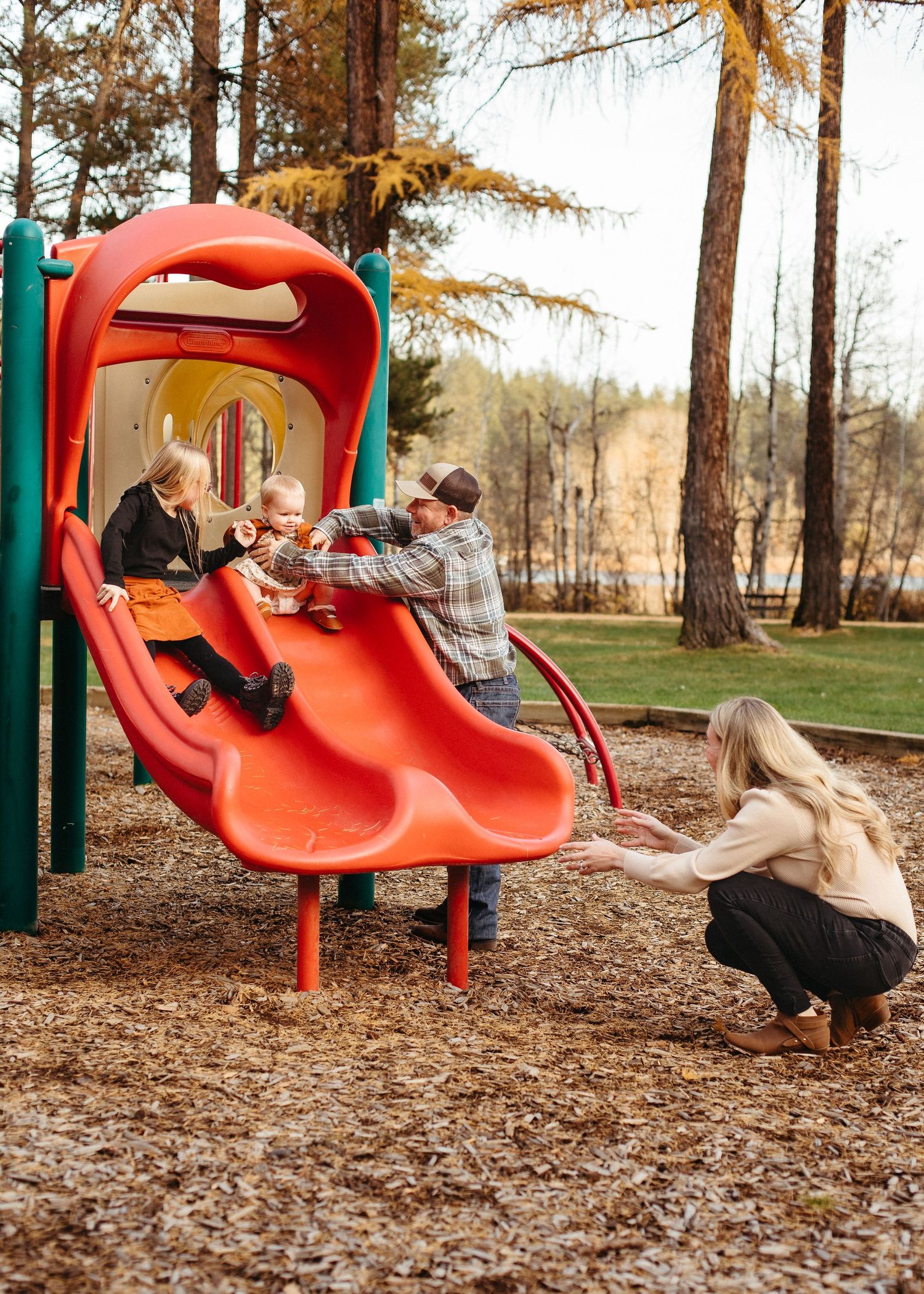 Family of four photoshoot at Bear Lake County Park in Spokane Washington