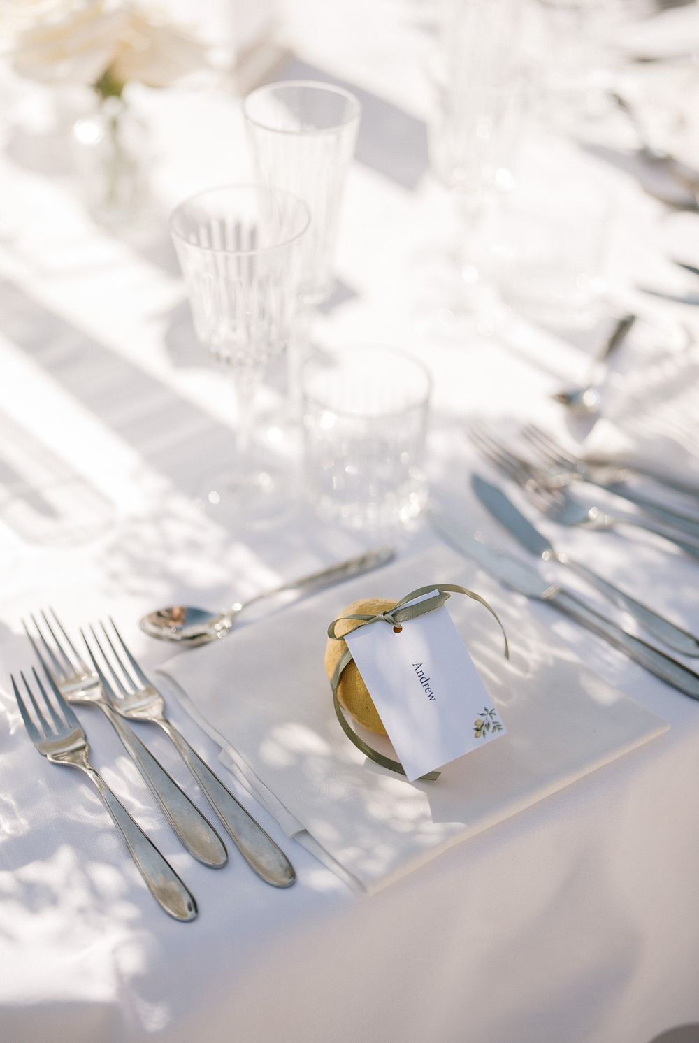 Dettaglio posto tavola con limone segnaposto durante un matrimonio a Villa Nobel Sanremo