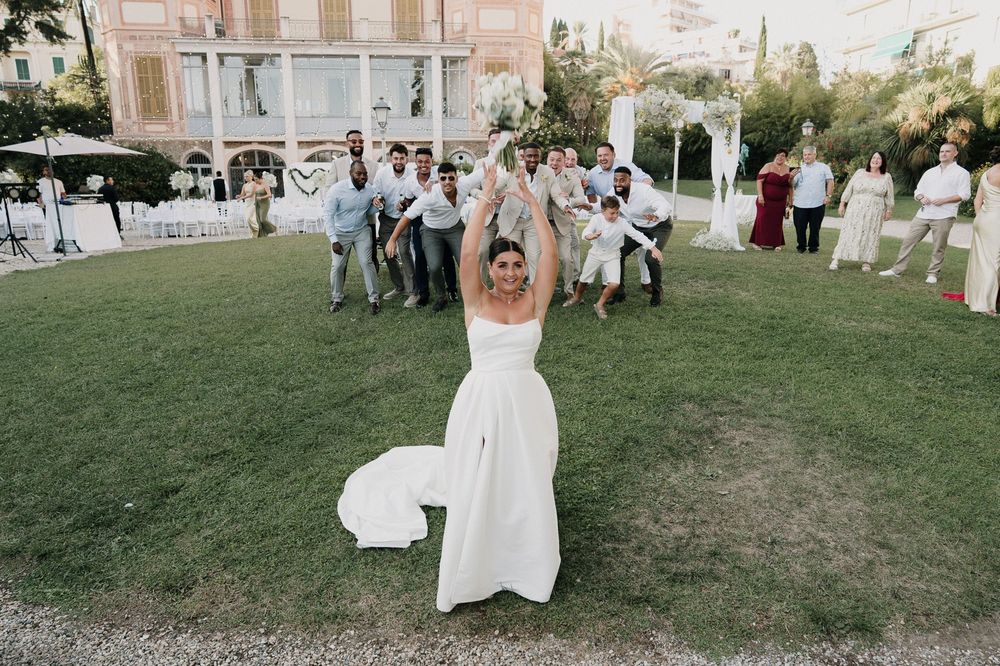 Lancio del bouquet nel giardino di Villa Nobel a Sanremo durante il ricevimento di matrimonio