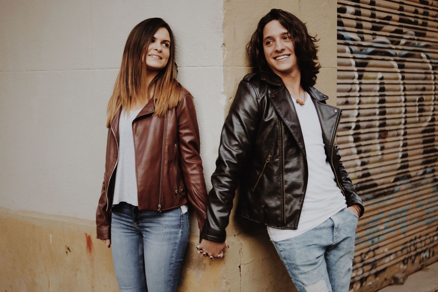 Ejemplo de vestuario para sesión de pareja en entorno urbano en Tarragona