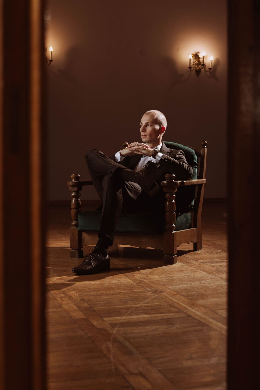 Pan Młody w eleganckiej scenerii dworu