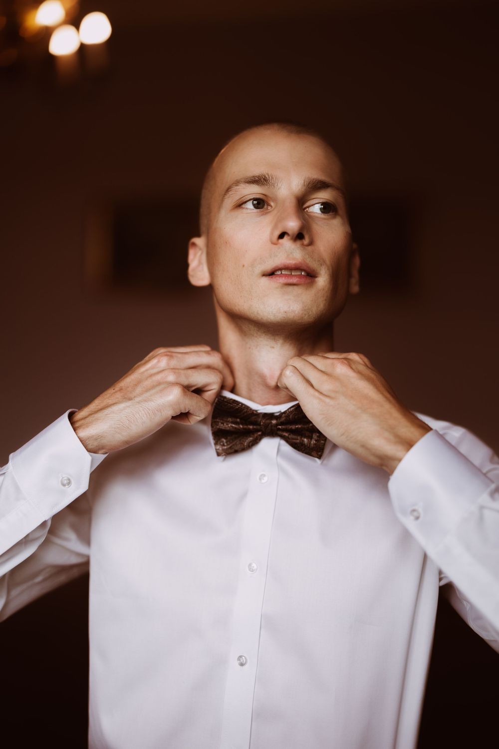 Stylowy portret Pana Młodego przed dworem