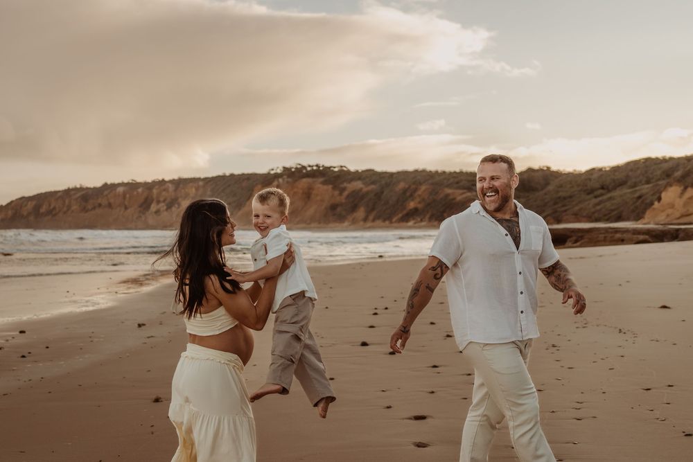 Maternity photograph by Jessica Henderson Photography, Geelong Maternity Photographer, Family portrait, beach photography