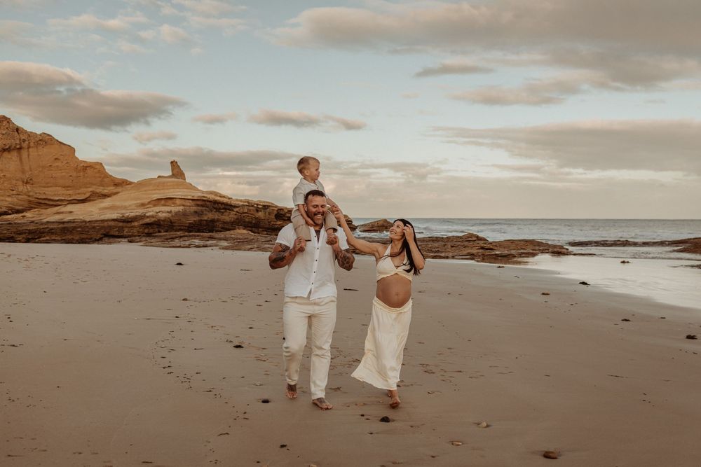 Maternity photograph by Jessica Henderson Photography, Geelong Maternity Photographer, Family portrait, beach photography