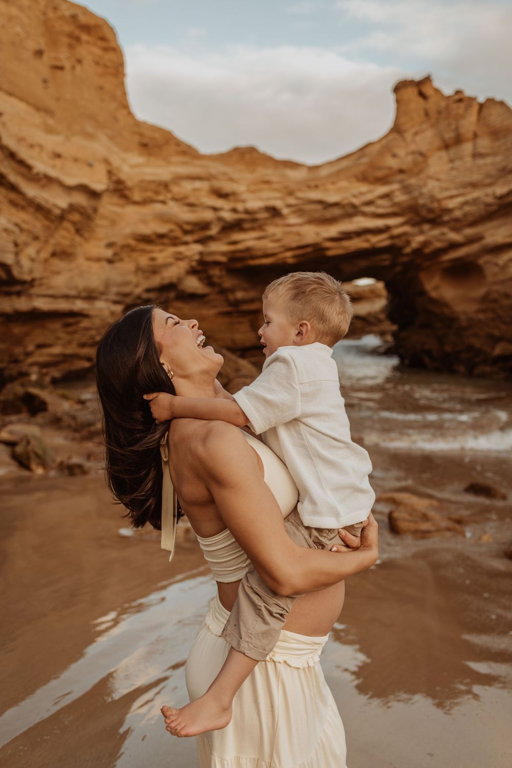 Maternity photograph by Jessica Henderson Photography, Geelong Maternity Photographer, Family portrait, beach photography