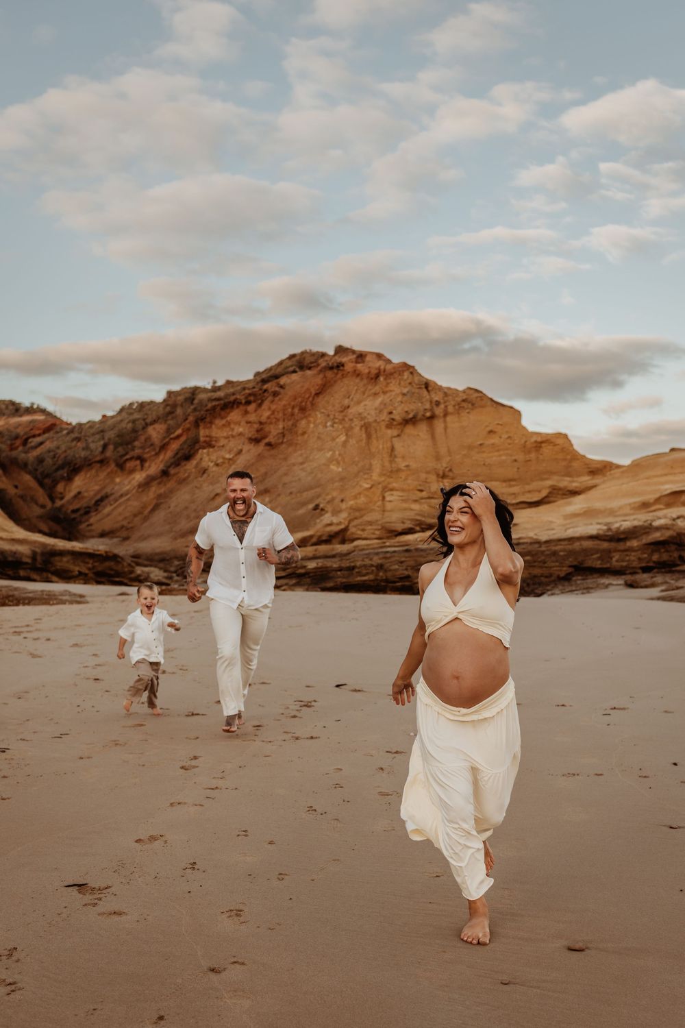 Maternity photograph by Jessica Henderson Photography, Geelong Maternity Photographer, Family portrait, beach photography