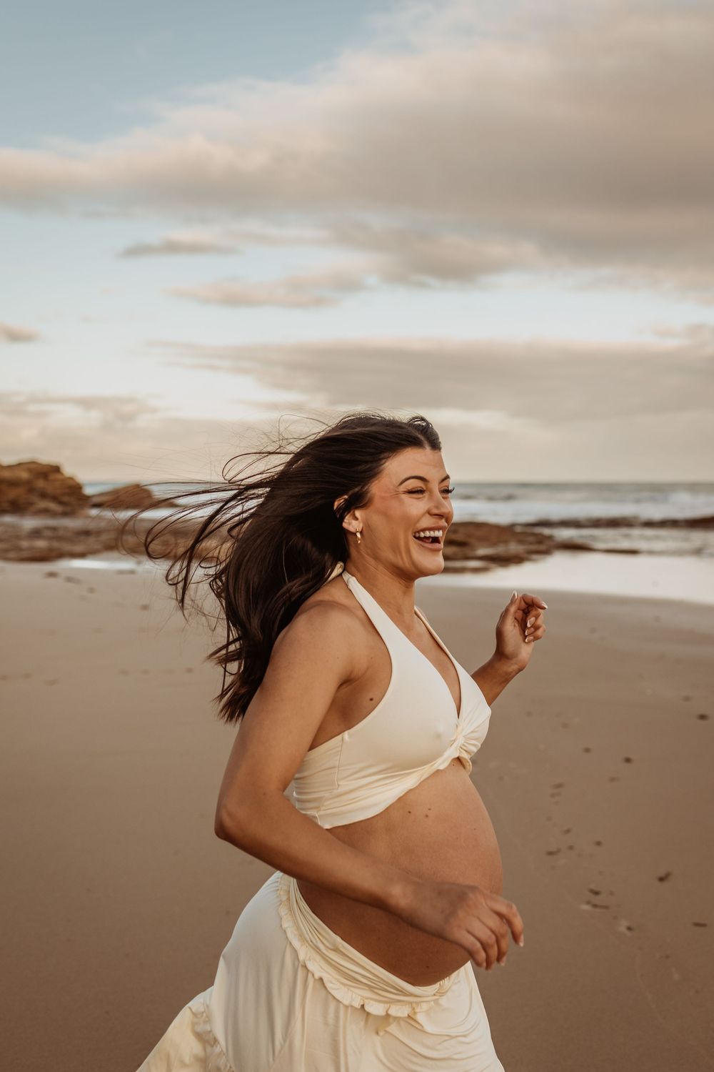 Maternity photograph by Jessica Henderson Photography, Geelong Maternity Photographer, Family portrait, beach photography