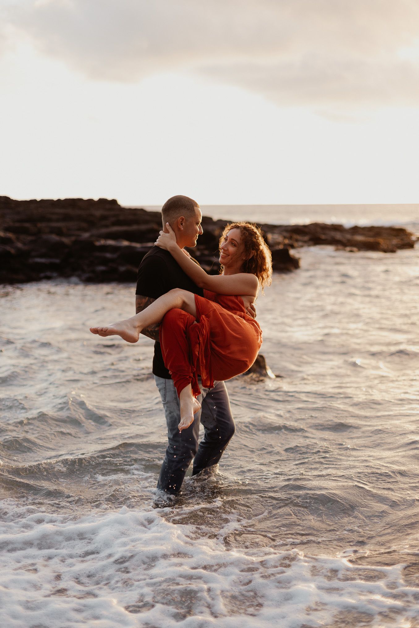 Il porte sa femme dans l'eau