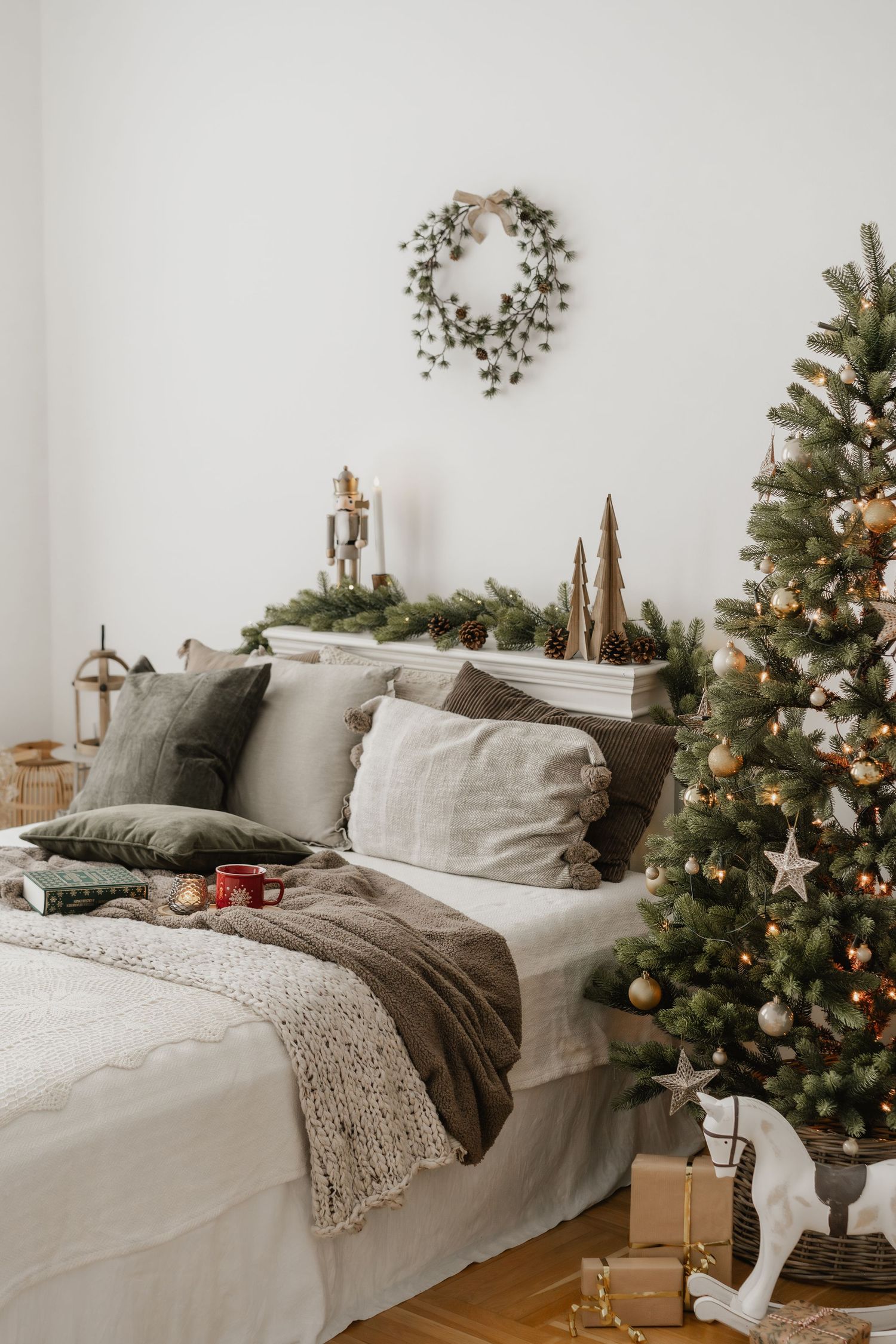 weihnachtliches Fotoset mit Bett, Tannenbaum, Kranz, Girlande, Lichterkette für Weihnachtsminis 2025 in Stockerau