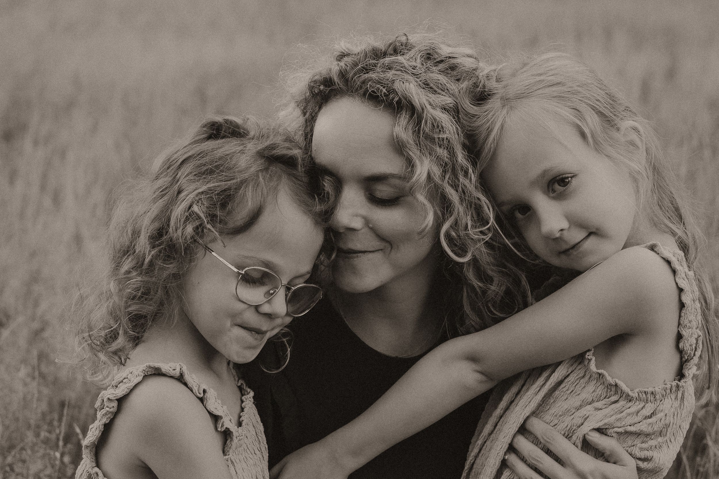 Motherhood Stories moederschap vastleggen fotoshoot met verhaal intieme moederportretten rauw moederschap foto’s en verhaal moederschap