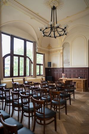 Innenansicht des Trauraums im Standesamt Friedrichshagen – schlichte, charmante Atmosphäre für kleine Hochzeiten.