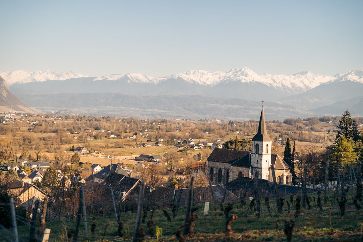 Eglise d'Apremont avec Belledonne en arrière-plan