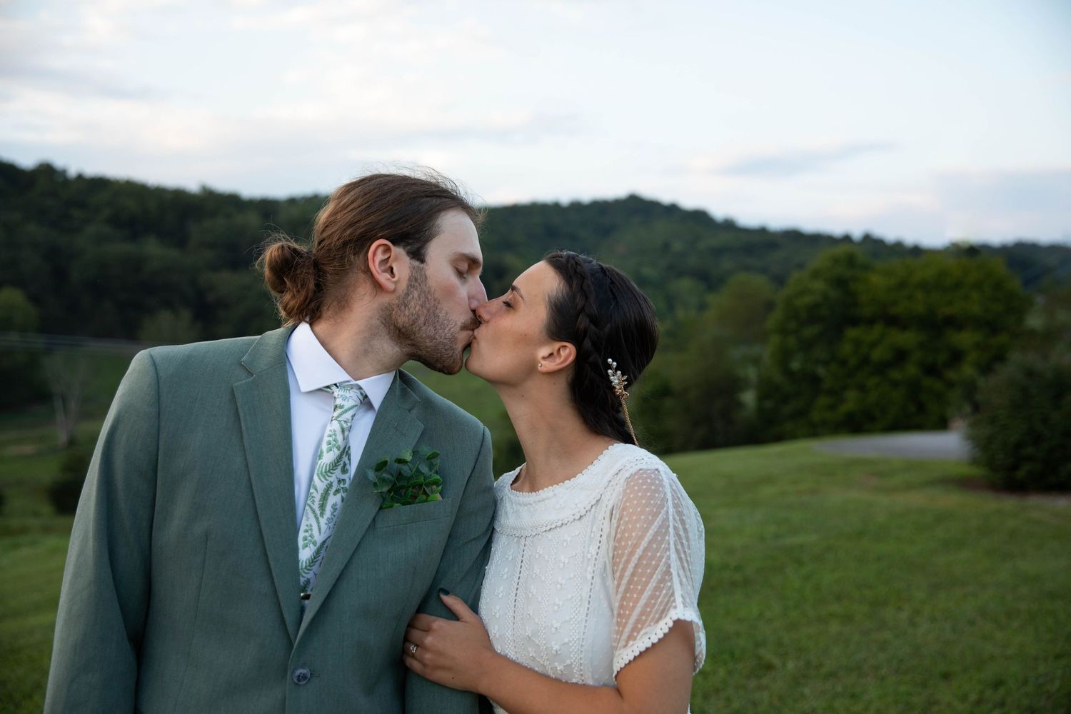 Photo of a bride and groom kissing with a mountain behind them. Abingdon, Virginia wedding photographer