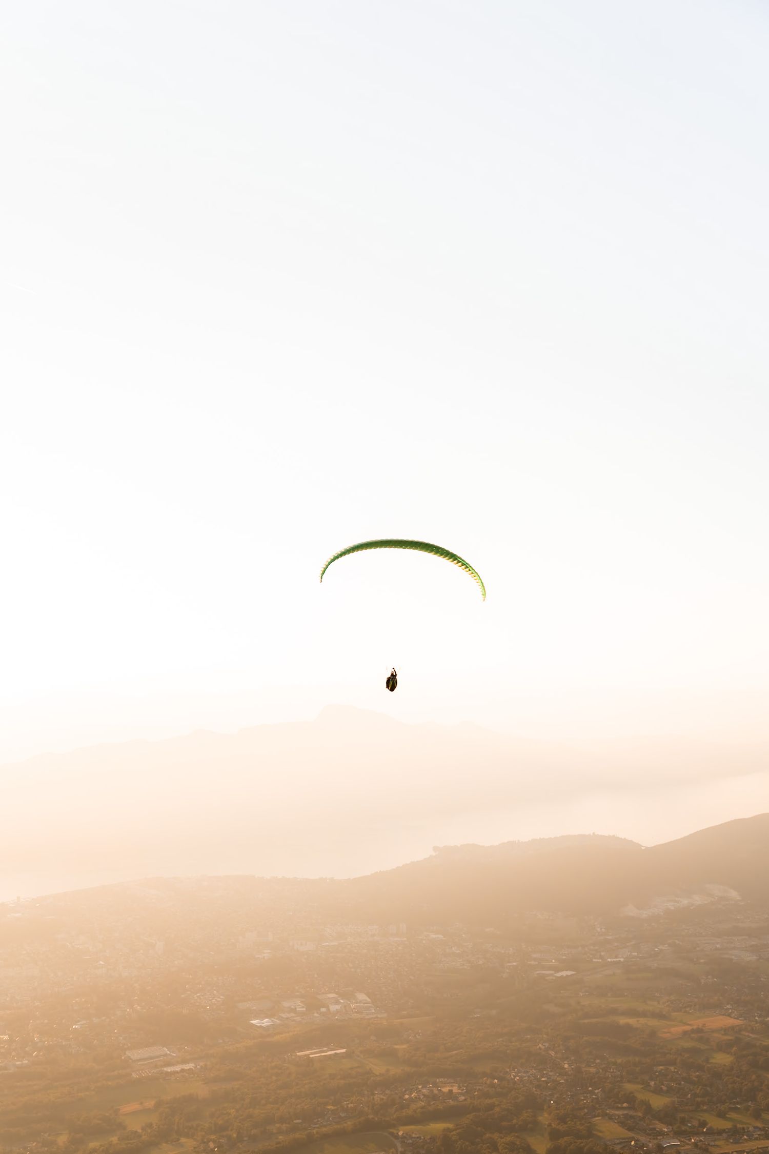 Parapente au-dessus de chambéry au belvédère du Mont-Revard