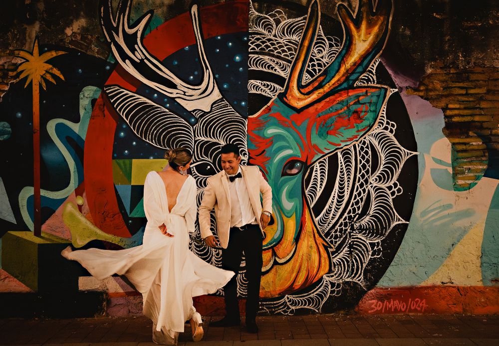 Pareja bailando en el Centro Histórico de Mazatlán, mezcla de romance y cultura local.