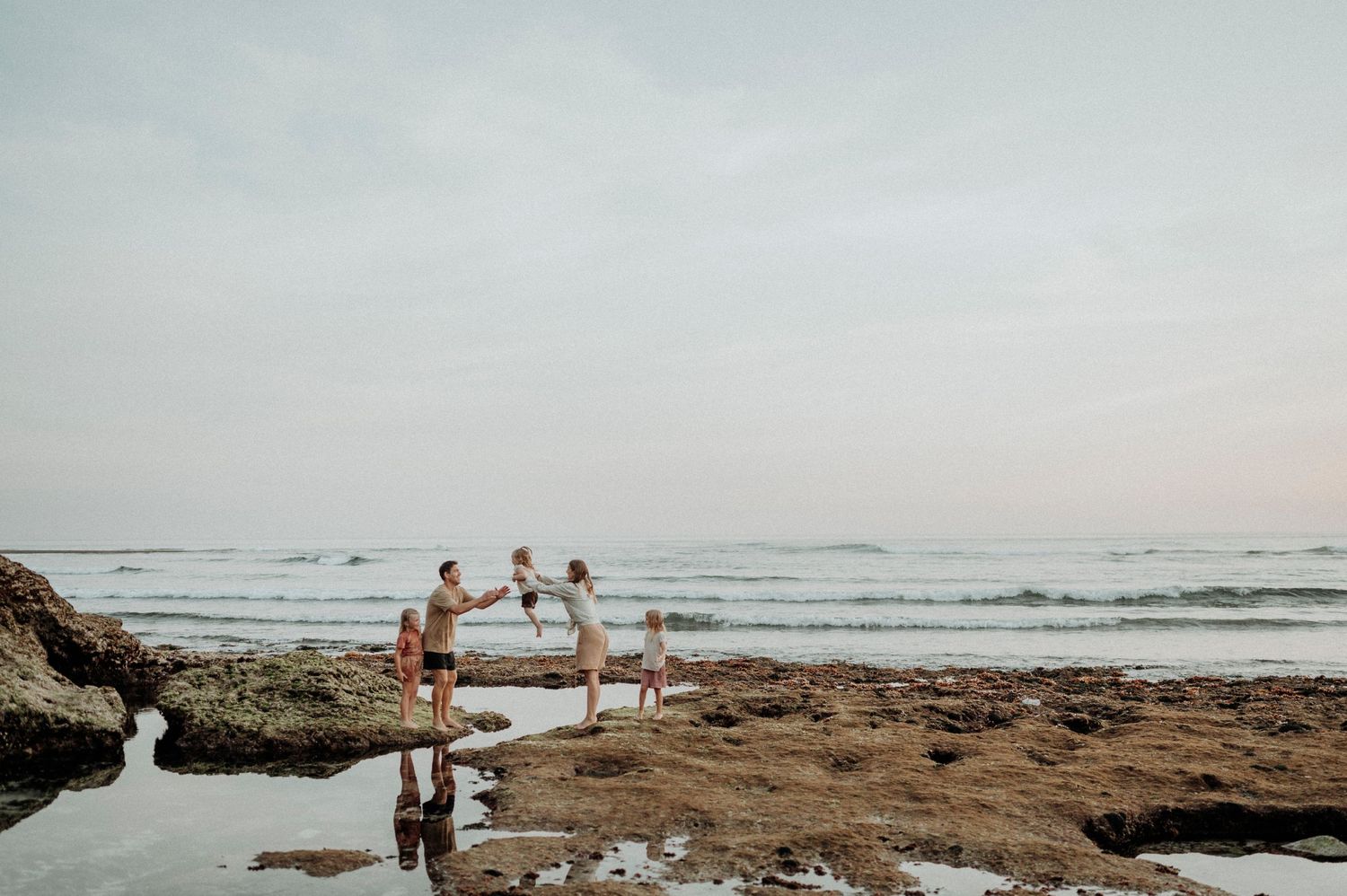 Een foto van een gezin op een uniek strand in Nusa Lembongan.